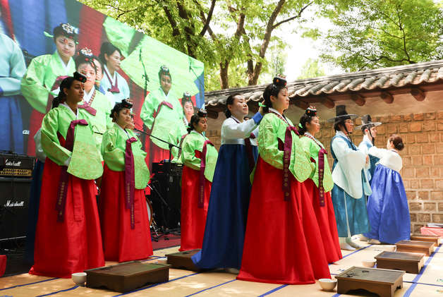 덕수궁 돌담길에서 성년의날 전통 성년례 행사
