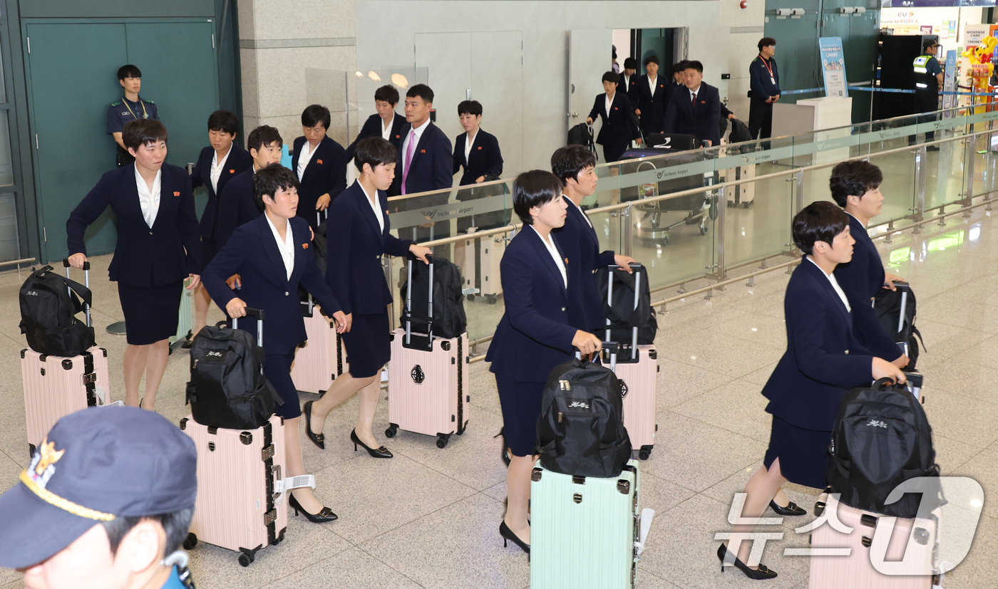 (인천공항 =뉴스1) 임세영 기자 = 아시아축구연맹(AFC) 여자챔피언스리그 준결승전에 출전하는 북한 여자축구팀 ‘내고향여자축구단’이 17일 오후 인천국제공항 제1여객터미널로 입국 …
