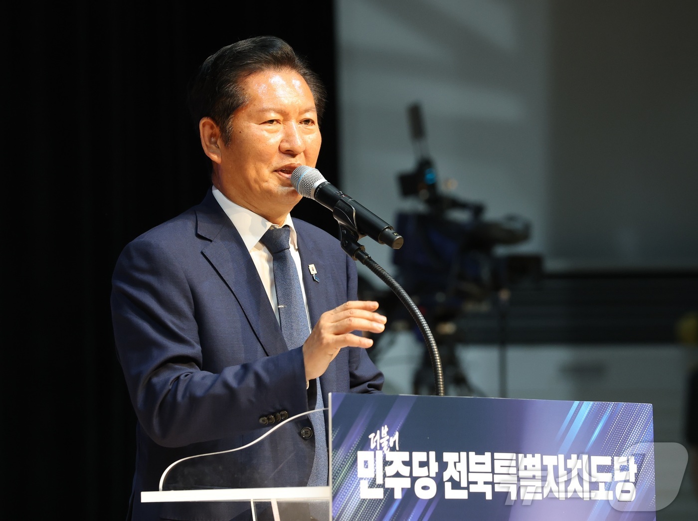 (전주=뉴스1) 유경석 기자 = 정청래 더불어민주당 대표가 17일 전북 전주시 전주대학교 JJ아트홀에서 열린 더불어민주당 전북특별자치도당 선거대책위원회 발대식에 참석해 인사말을 하 …