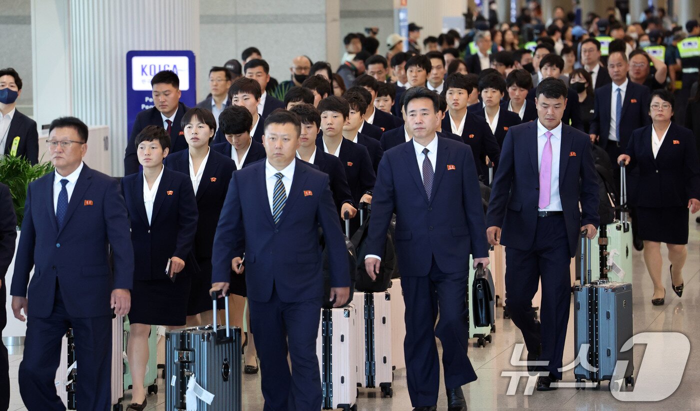 본문 이미지 - 아시아축구연맹(AFC) 여자챔피언스리그 준결승전에 출전하는 북한 여자축구팀 ‘내고향여자축구단’이 17일 오후 인천국제공항 제1여객터미널로 입국하고 있다. (공동취재) 2026.5.17 ⓒ 뉴스1 임세영 기자