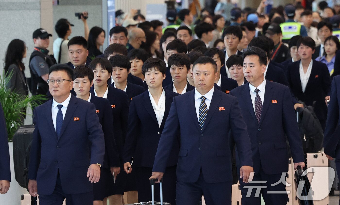 본문 이미지 - 아시아축구연맹(AFC) 여자챔피언스리그 준결승전에 출전하는 북한 여자축구팀 ‘내고향여자축구단’이 17일 오후 인천국제공항 제1여객터미널로 입국하고 있다. (공동취재) 2026.5.17 ⓒ 뉴스1 임세영 기자