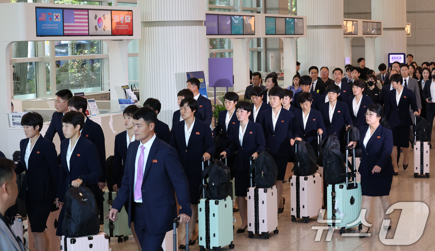 (인천공항 =뉴스1) 임세영 기자 = 아시아축구연맹(AFC) 여자챔피언스리그 준결승전에 출전하는 북한 여자축구팀 ‘내고향여자축구단’이 17일 오후 인천국제공항 제1여객터미널로 입국 …