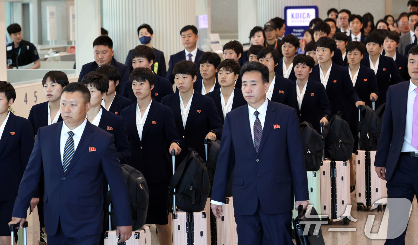 (인천공항 =뉴스1) 임세영 기자 = 아시아축구연맹(AFC) 여자챔피언스리그 준결승전에 출전하는 북한 여자축구팀 ‘내고향여자축구단’이 17일 오후 인천국제공항 제1여객터미널로 입국 …