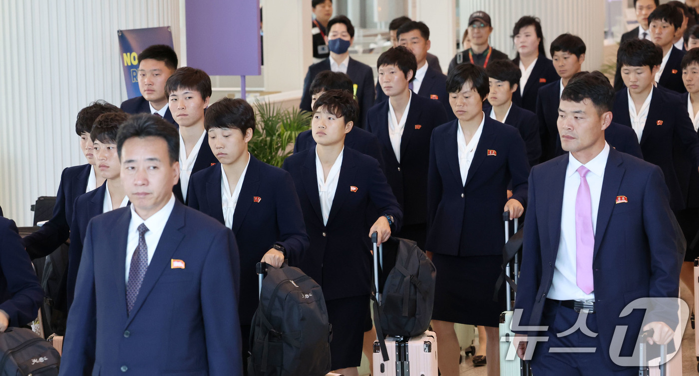 (인천공항 =뉴스1) 임세영 기자 = 아시아축구연맹(AFC) 여자챔피언스리그 준결승전에 출전하는 북한 여자축구팀 ‘내고향여자축구단’이 17일 오후 인천국제공항 제1여객터미널로 입국 …