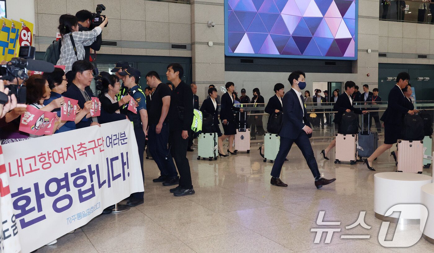 본문 이미지 - 아시아축구연맹(AFC) 여자챔피언스리그 준결승전에 출전하는 북한 여자축구팀 ‘내고향여자축구단’이 17일 오후 인천국제공항 제1여객터미널로 입국하고 있다. (공동취재) 2026.5.17 ⓒ 뉴스1 임세영 기자