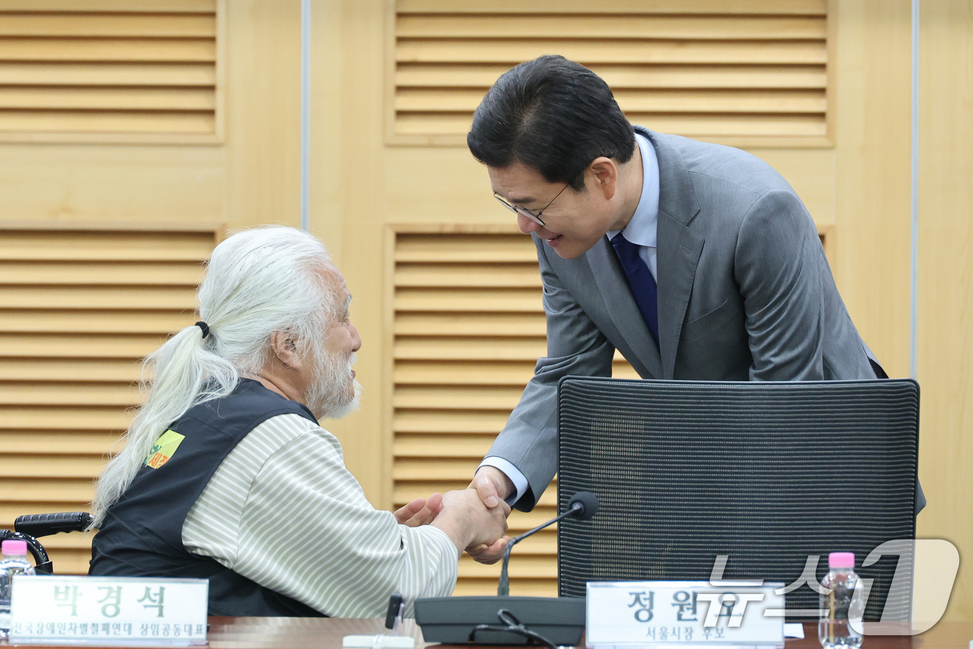 (서울=뉴스1) 신웅수 기자 = 정원오 더불어민주당 서울시장 후보가 17일 서울 여의도 국회 의원회관에서 열린 더불어민주당 전국장애인위원회 서울지역 간담회에서 박경석 전장연 대표와 …