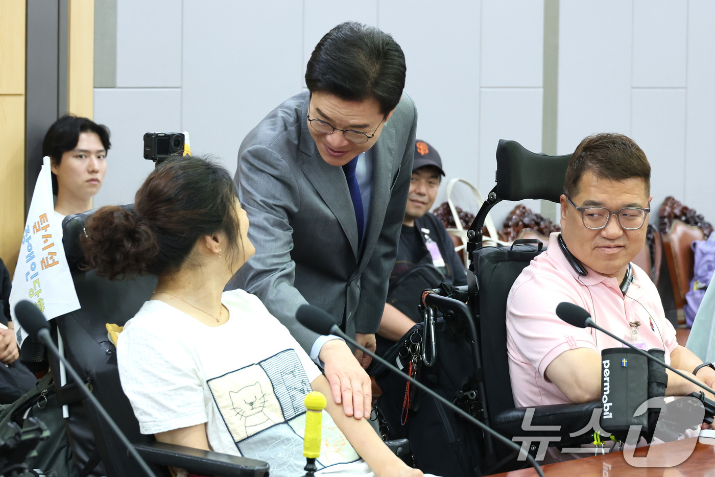 (서울=뉴스1) 신웅수 기자 = 정원오 더불어민주당 서울시장 후보가 17일 서울 여의도 국회 의원회관에서 열린 더불어민주당 전국장애인위원회 서울지역 간담회에서 참석자들과 인사하고 …