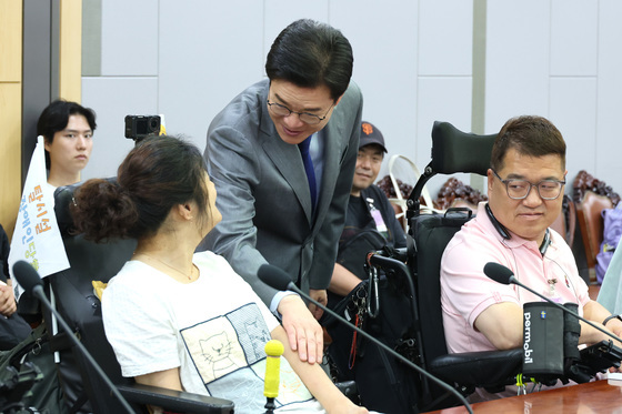 참석자들과 인사나누는 정원오