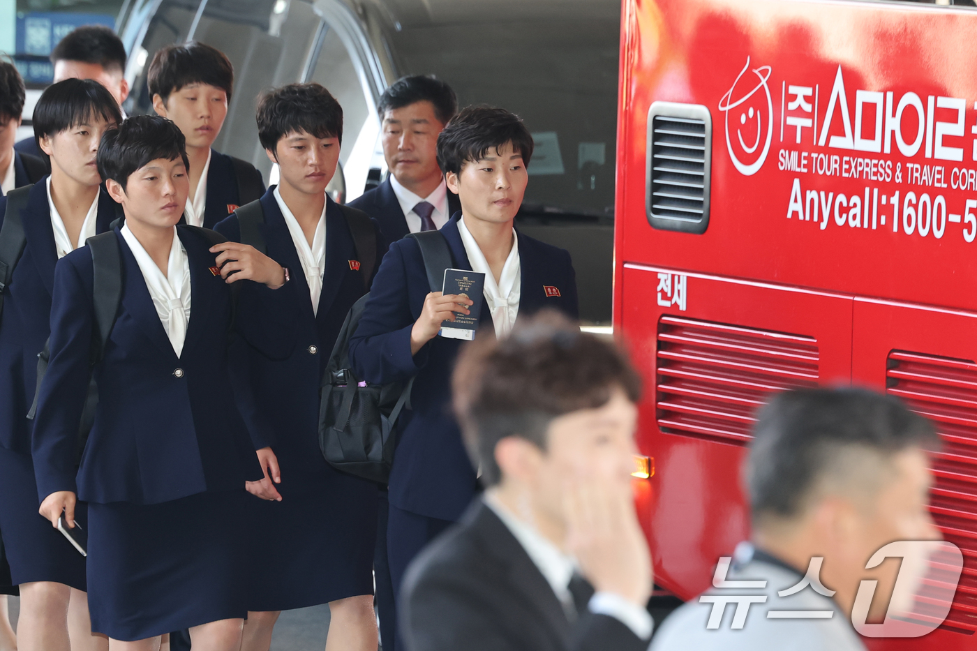 (인천공항 =뉴스1) 임세영 기자 = 아시아축구연맹(AFC) 여자챔피언스리그 준결승전에 출전하는 북한 여자축구팀 ‘내고향여자축구단’이 17일 오후 인천국제공항 제1여객터미널로 입국 …
