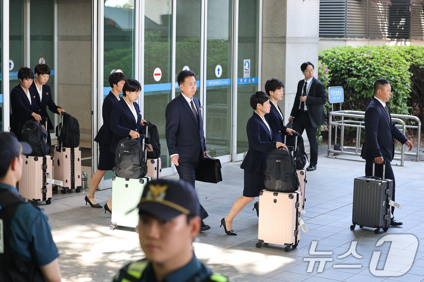 본문 이미지 - 아시아축구연맹(AFC) 여자챔피언스리그 준결승전에 출전하는 북한 여자축구팀 ‘내고향여자축구단’이 17일 오후 인천국제공항 제1여객터미널로 입국하고 있다. (공동취재) 2026.5.17 ⓒ 뉴스1 임세영 기자