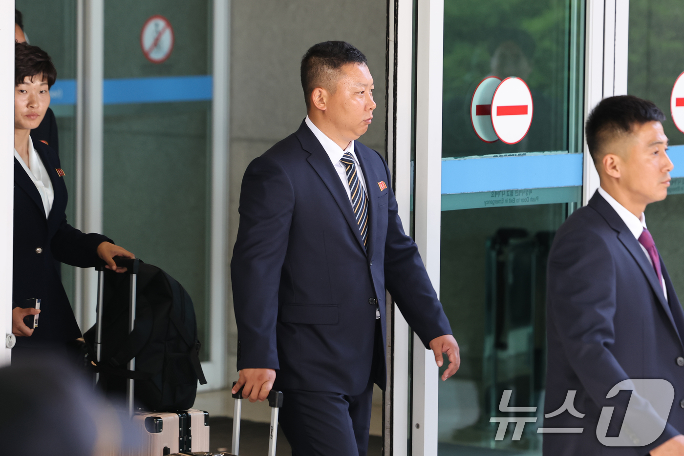 (인천공항 =뉴스1) 임세영 기자 = 2025-2026 아시아축구연맹(AFC) 여자 챔피언스리그(AWCL) 4강전에서 수원FC 위민을 상대하는 내고향여자축구단 리유일 감독이 17일 …