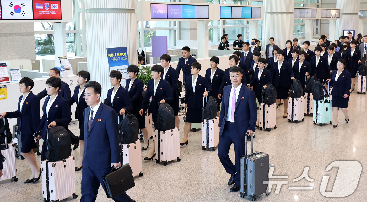 (인천공항 =뉴스1) 임세영 기자 = 아시아축구연맹(AFC) 여자챔피언스리그 준결승전에 출전하는 북한 여자축구팀 ‘내고향여자축구단’이 17일 오후 인천국제공항 제1여객터미널로 입국 …