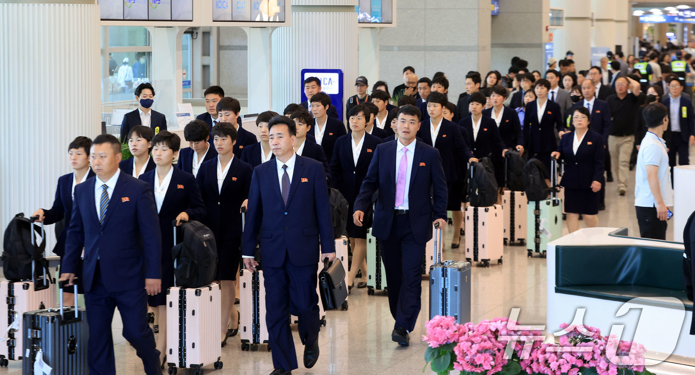(인천공항 =뉴스1) 임세영 기자 = 아시아축구연맹(AFC) 여자챔피언스리그 준결승전에 출전하는 북한 여자축구팀 ‘내고향여자축구단’이 17일 오후 인천국제공항 제1여객터미널로 입국 …