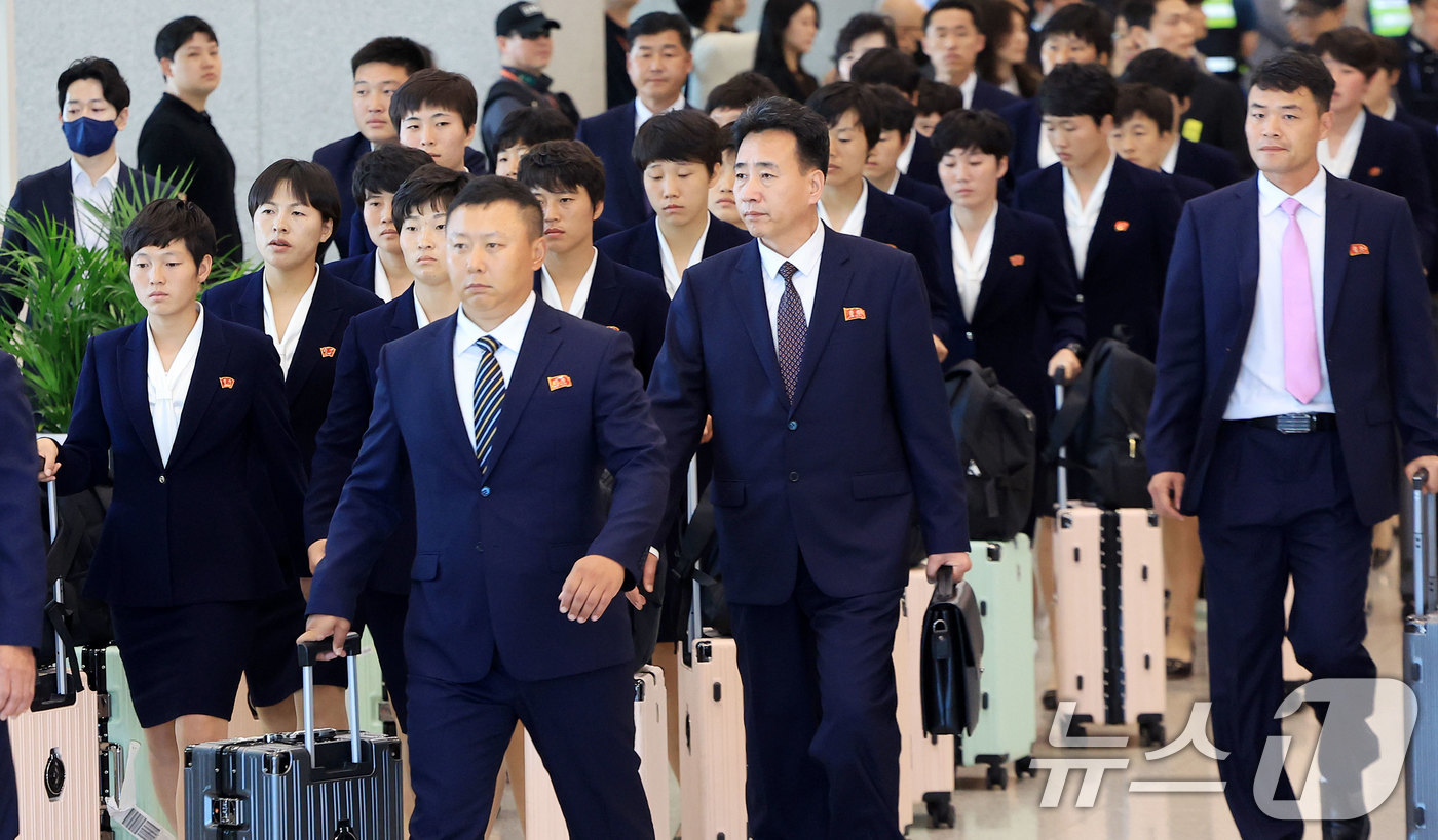 (인천공항 =뉴스1) 임세영 기자 = 아시아축구연맹(AFC) 여자챔피언스리그 준결승전에 출전하는 북한 여자축구팀 ‘내고향여자축구단’이 17일 오후 인천국제공항 제1여객터미널로 입국 …