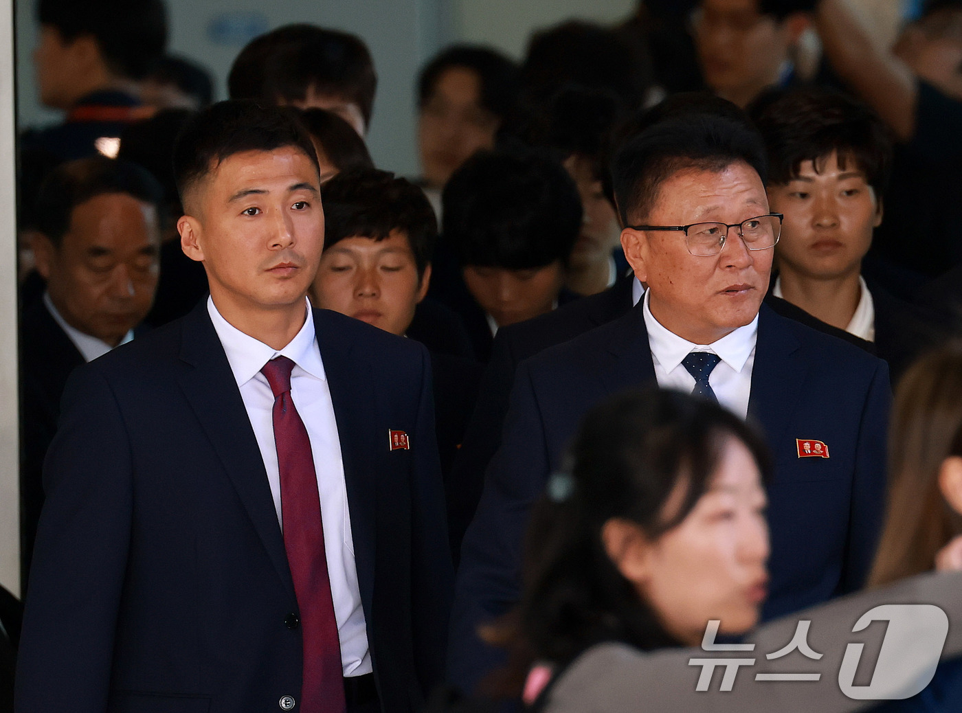 (인천공항 =뉴스1) 임세영 기자 = 아시아축구연맹(AFC) 여자챔피언스리그 준결승전에 출전하는 북한 여자축구팀 ‘내고향여자축구단’이 17일 오후 인천국제공항 제1여객터미널로 입국 …