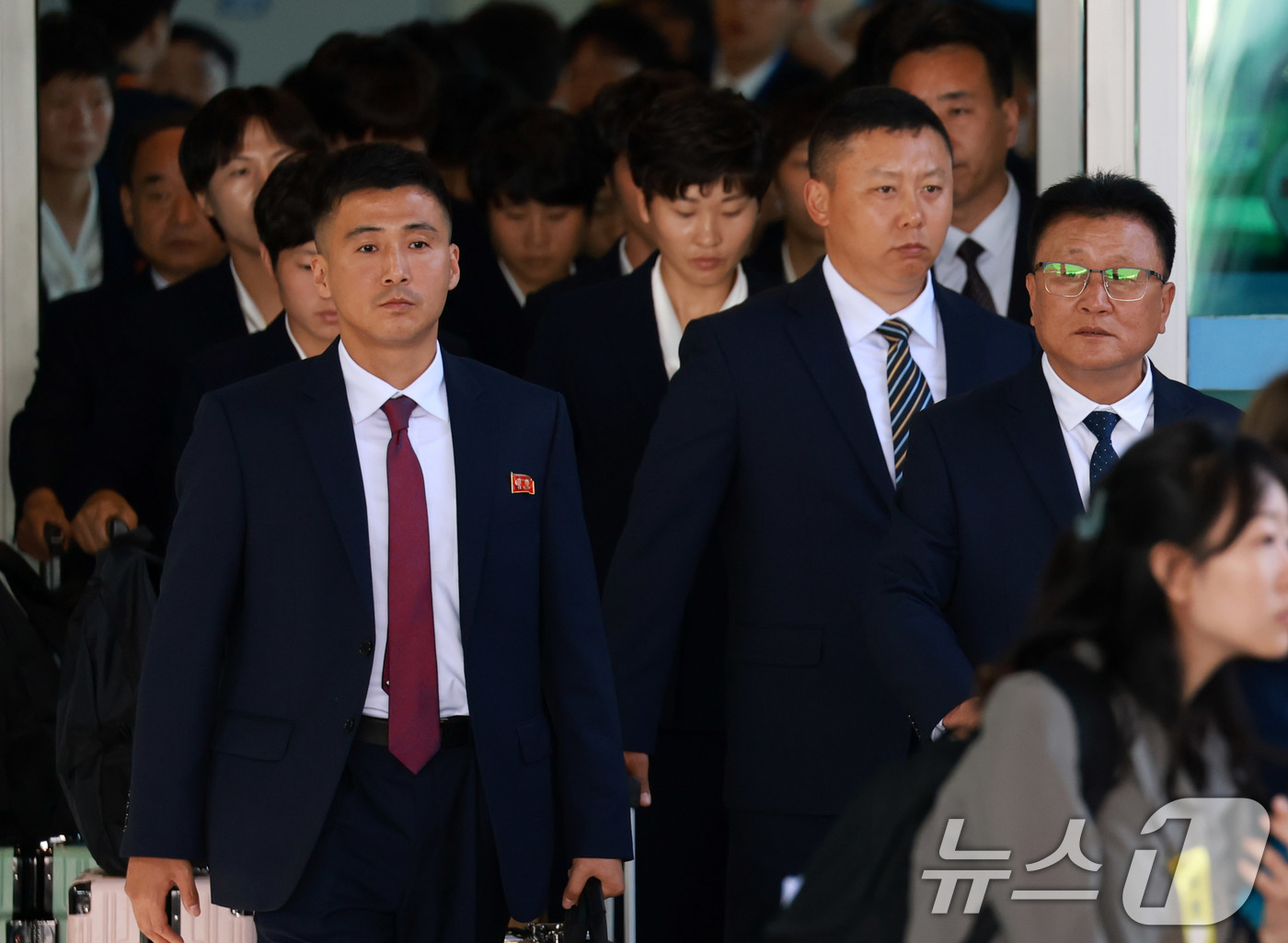 (인천공항 =뉴스1) 임세영 기자 = 아시아축구연맹(AFC) 여자챔피언스리그 준결승전에 출전하는 북한 여자축구팀 ‘내고향여자축구단’이 17일 오후 인천국제공항 제1여객터미널로 입국 …