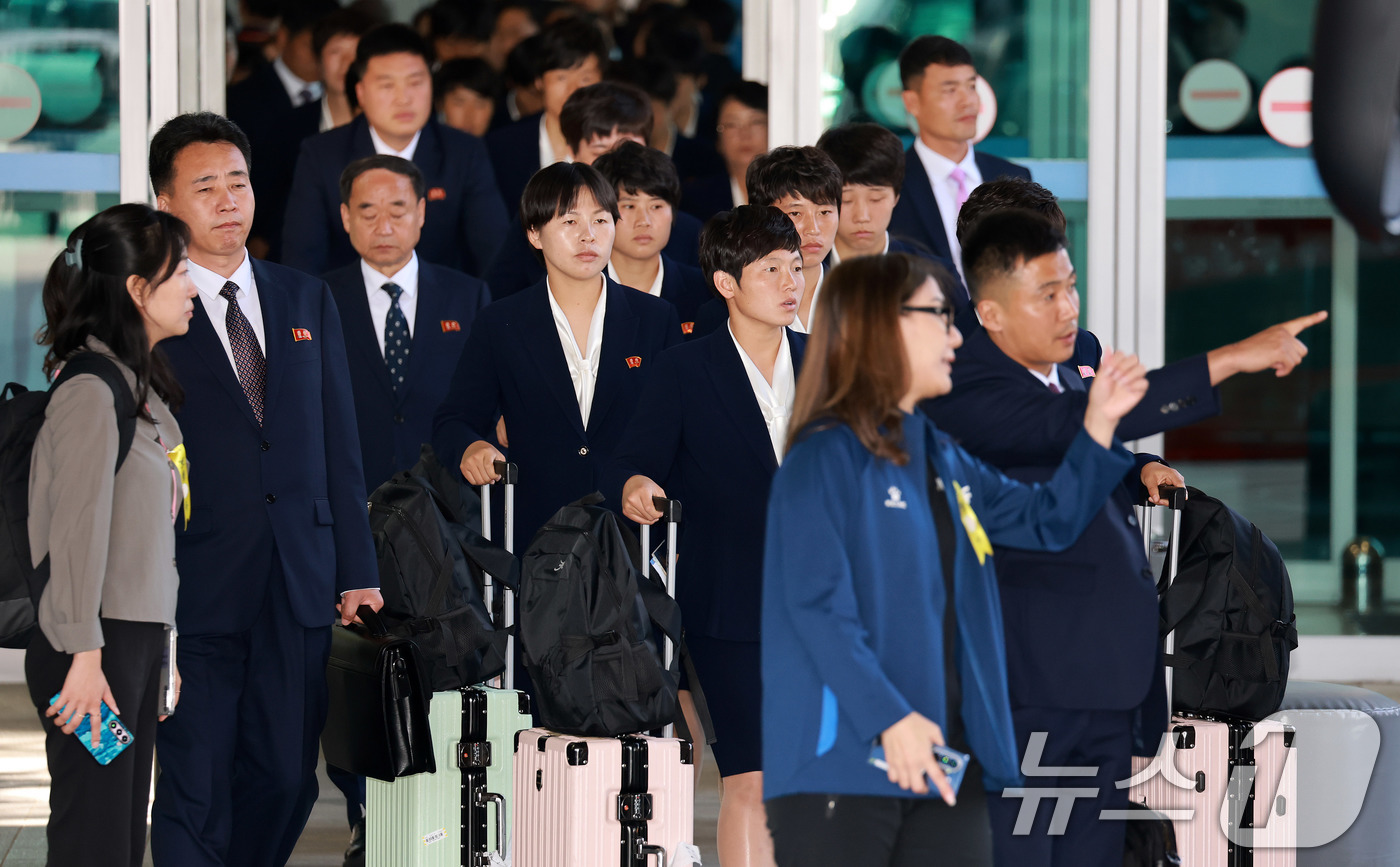 (인천공항 =뉴스1) 임세영 기자 = 아시아축구연맹(AFC) 여자챔피언스리그 준결승전에 출전하는 북한 여자축구팀 ‘내고향여자축구단’이 17일 오후 인천국제공항 제1여객터미널로 입국 …