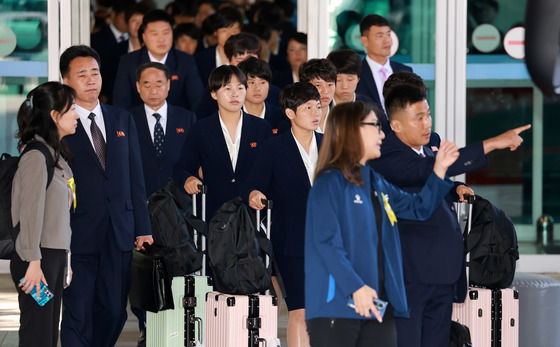 北 여자축구팀 '내고향축구단' 인천공항 입국