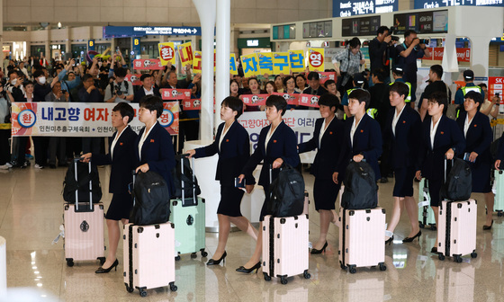 줄 맞춰 입국하는 北 내고향여자축구단