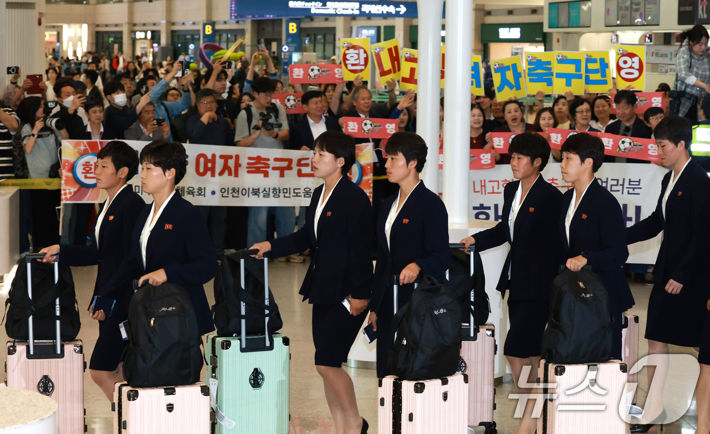 (인천공항=뉴스1) 임세영 기자 = 북한 여자축구 최강팀인 내고향여자축구단이 2025-26 아시아축구연맹(AFC) 여자 챔피언스리그(AWCL) 4강 토너먼트 출전을 위해 17일 인 …