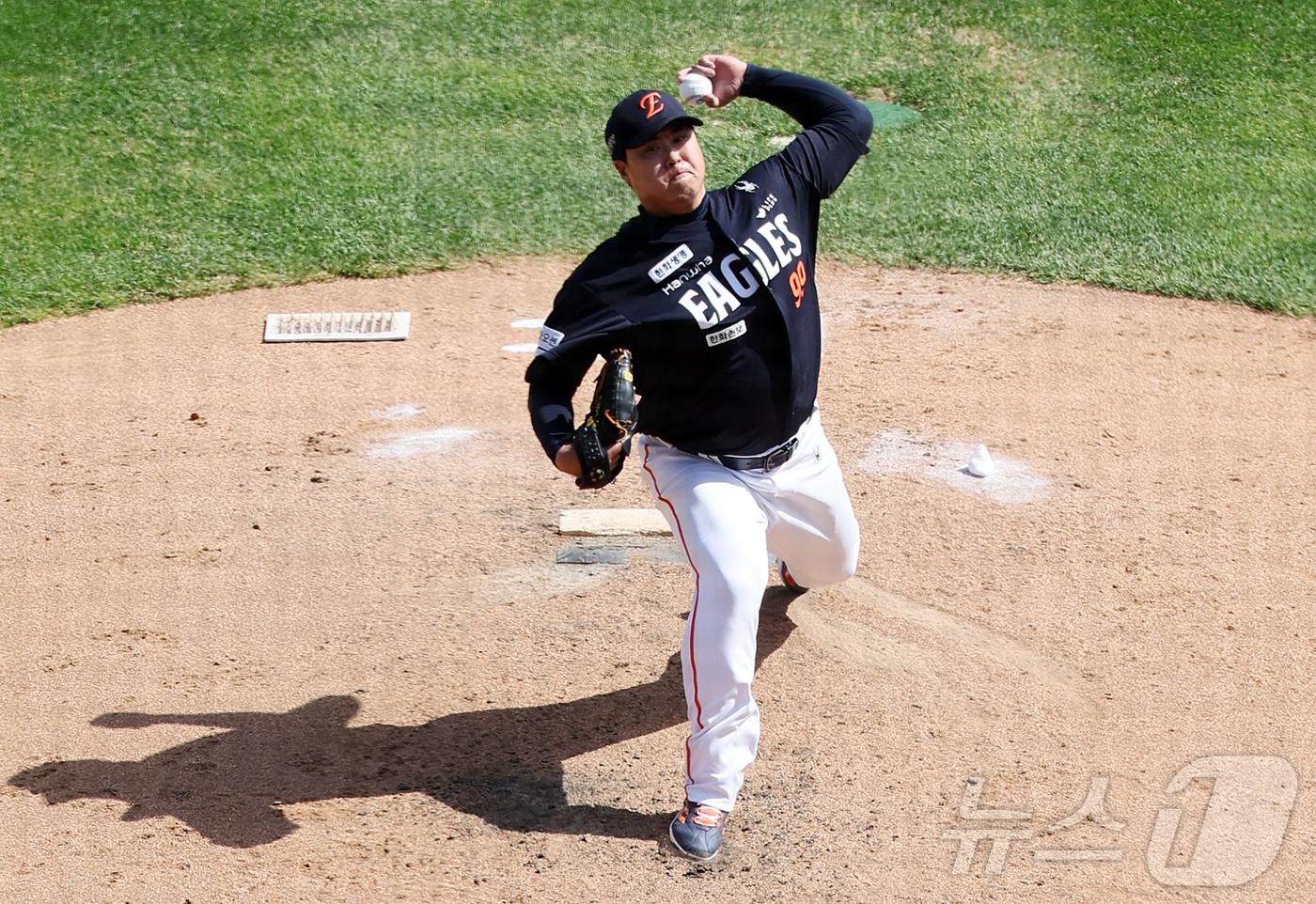 (수원=뉴스1) 김진환 기자 = 17일 오후 경기 수원시 장안구 KT위즈파크에서 열린 '2026 신한은행 SOL KBO리그' 한화 이글스와 KT 위즈의 경기, 한화 선발 류현진이 …