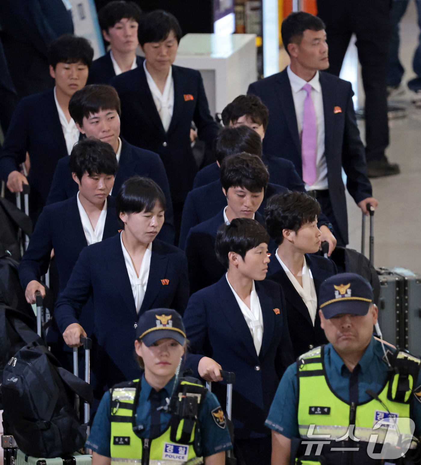 (인천공항 =뉴스1) 임세영 기자 = 아시아축구연맹(AFC) 여자챔피언스리그 준결승전에 출전하는 북한 여자축구팀 ‘내고향여자축구단’이 17일 오후 인천국제공항 제1여객터미널로 입국 …