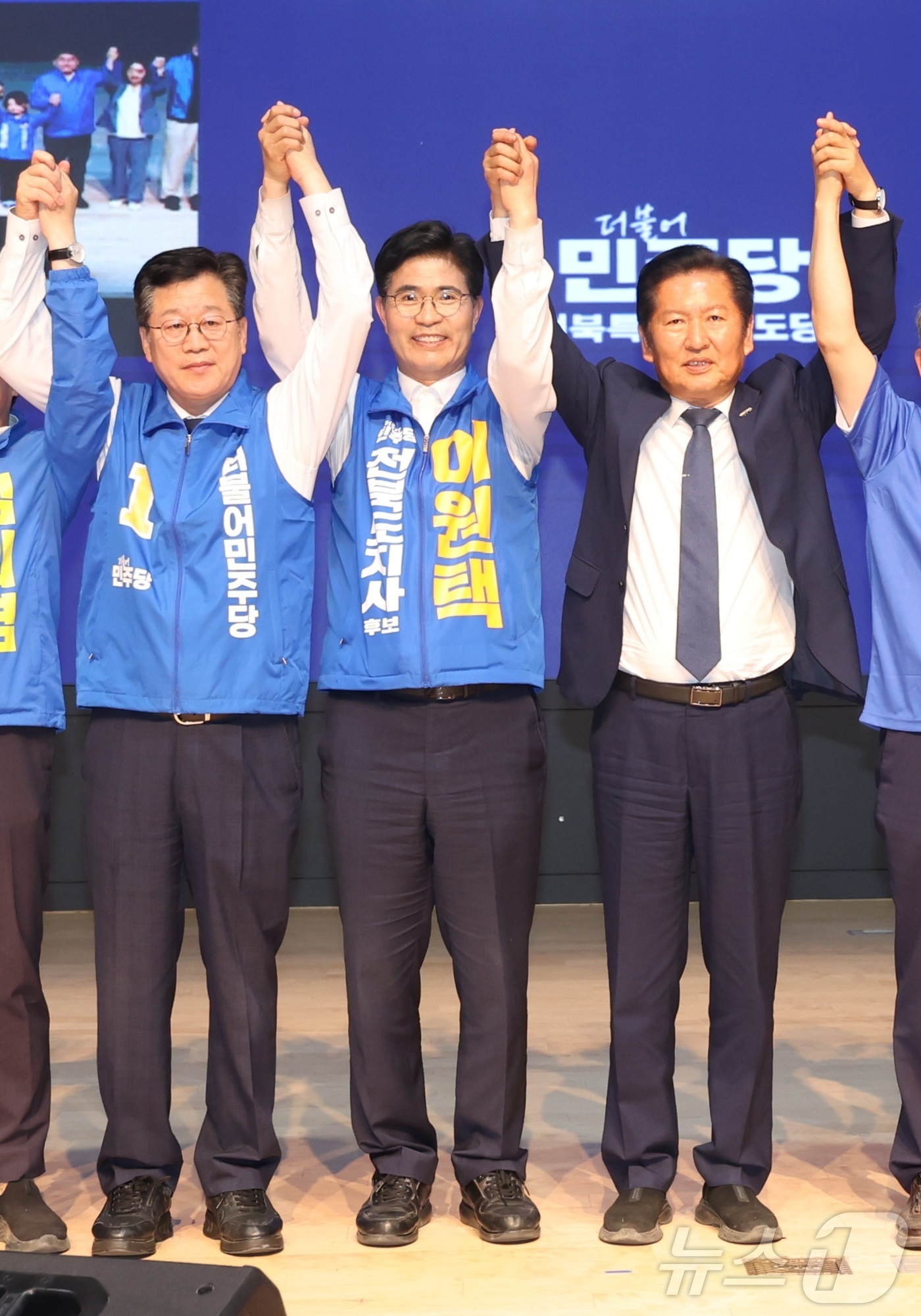(전주=뉴스1) 유경석 기자 = 정청래 더불어민주당 대표가 17일 전북 전주시 전주대학교 JJ아트홀에서 열린 더불어민주당 전북특별자치도당 선거대책위원회 발대식에 참석해 선대위 관계 …