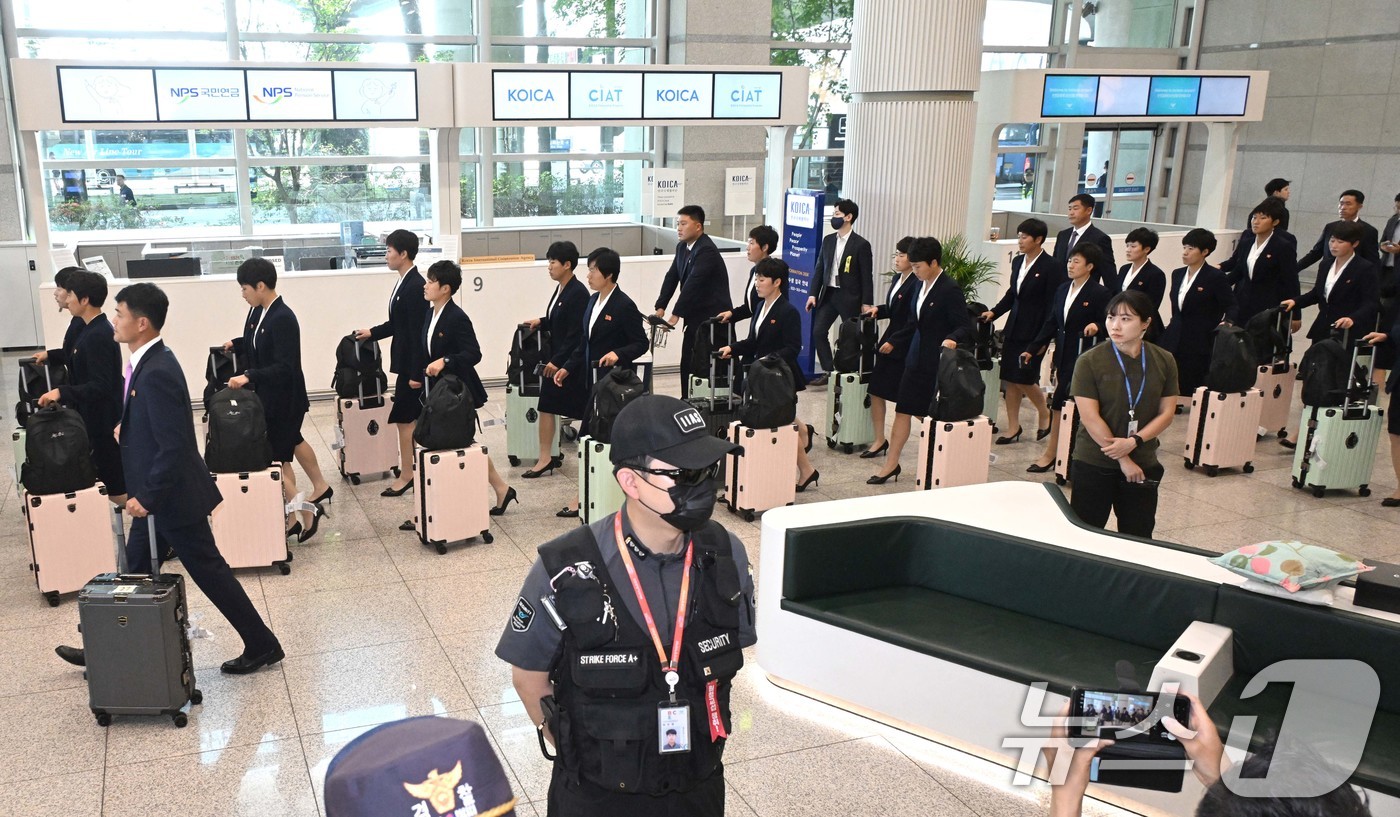 (인천공항 =뉴스1) 임세영 기자 = 아시아축구연맹(AFC) 여자챔피언스리그 준결승전에 출전하는 북한 여자축구팀 ‘내고향여자축구단’이 17일 오후 인천국제공항 제1여객터미널로 입국 …