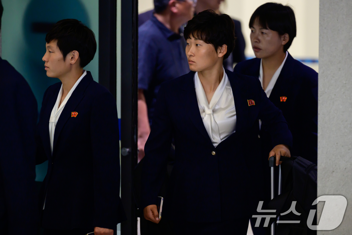 (인천공항 =뉴스1) 임세영 기자 = 아시아축구연맹(AFC) 여자챔피언스리그 준결승전에 출전하는 북한 여자축구팀 ‘내고향여자축구단’이 17일 오후 인천국제공항 제1여객터미널로 입국 …