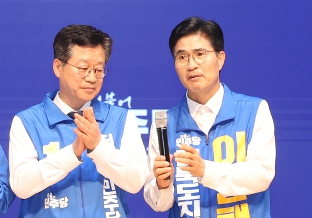 안호영 의원에게 마이크 건네는 이원택 후보