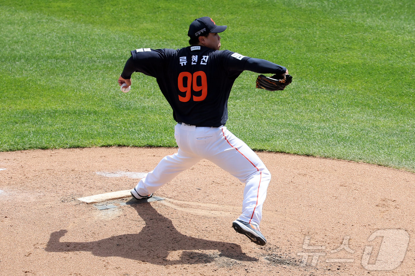 (수원=뉴스1) 김진환 기자 = 17일 오후 경기 수원시 장안구 KT위즈파크에서 열린 '2026 신한은행 SOL KBO리그' 한화 이글스와 KT 위즈의 경기, 한화 선발 류현진이 …