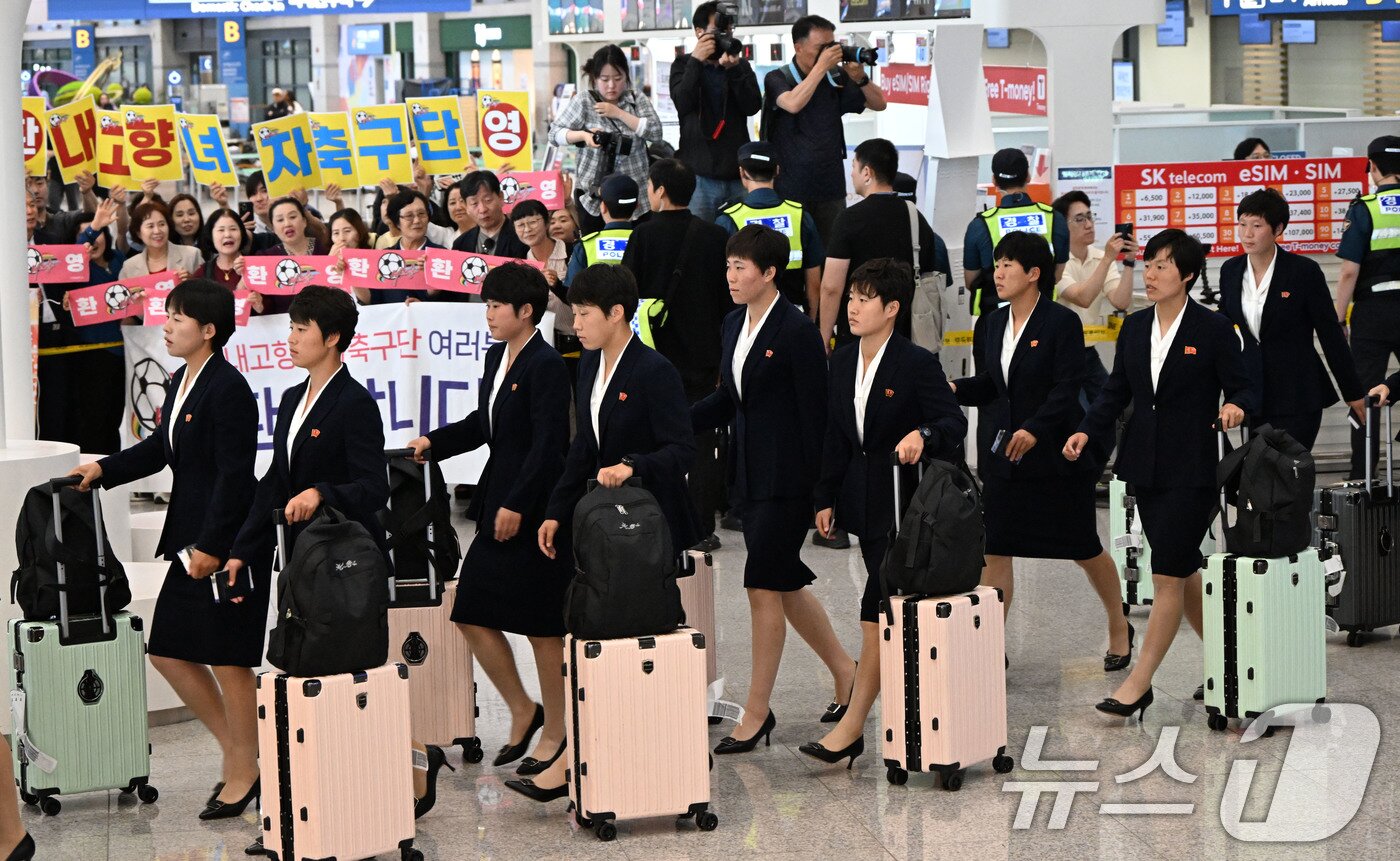 본문 이미지 - 아시아축구연맹(AFC) 여자챔피언스리그 준결승전에 출전하는 북한 여자축구팀 ‘내고향여자축구단’이 17일 오후 인천국제공항 제1여객터미널로 입국하고 있다. (공동취재) 2026.5.17 ⓒ 뉴스1 임세영 기자