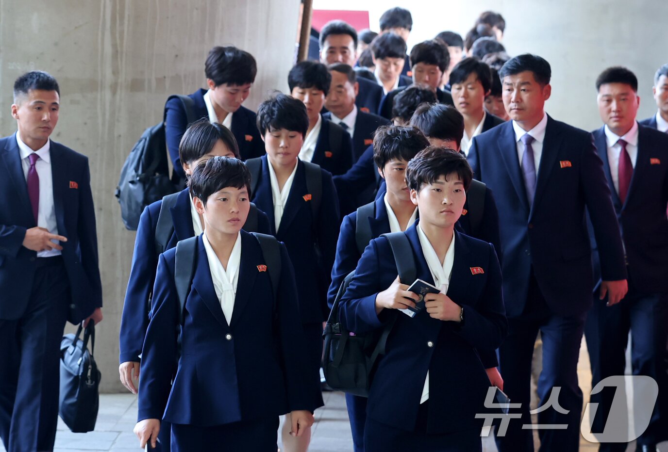 본문 이미지 - 아시아축구연맹(AFC) 여자챔피언스리그 준결승전에 출전하는 북한 여자축구팀 ‘내고향여자축구단’이 17일 오후 인천국제공항 제1여객터미널로 입국하고 있다. (공동취재) 2026.5.17 ⓒ 뉴스1 임세영 기자
