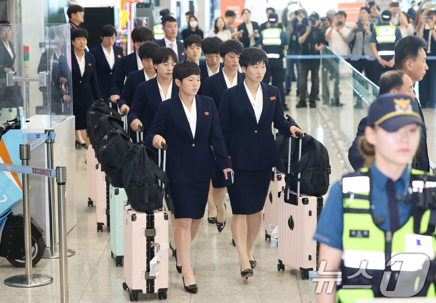 (인천공항 =뉴스1) 임세영 기자 = 아시아축구연맹(AFC) 여자챔피언스리그 준결승전에 출전하는 북한 여자축구팀 ‘내고향여자축구단’이 17일 오후 인천국제공항 제1여객터미널로 입국 …