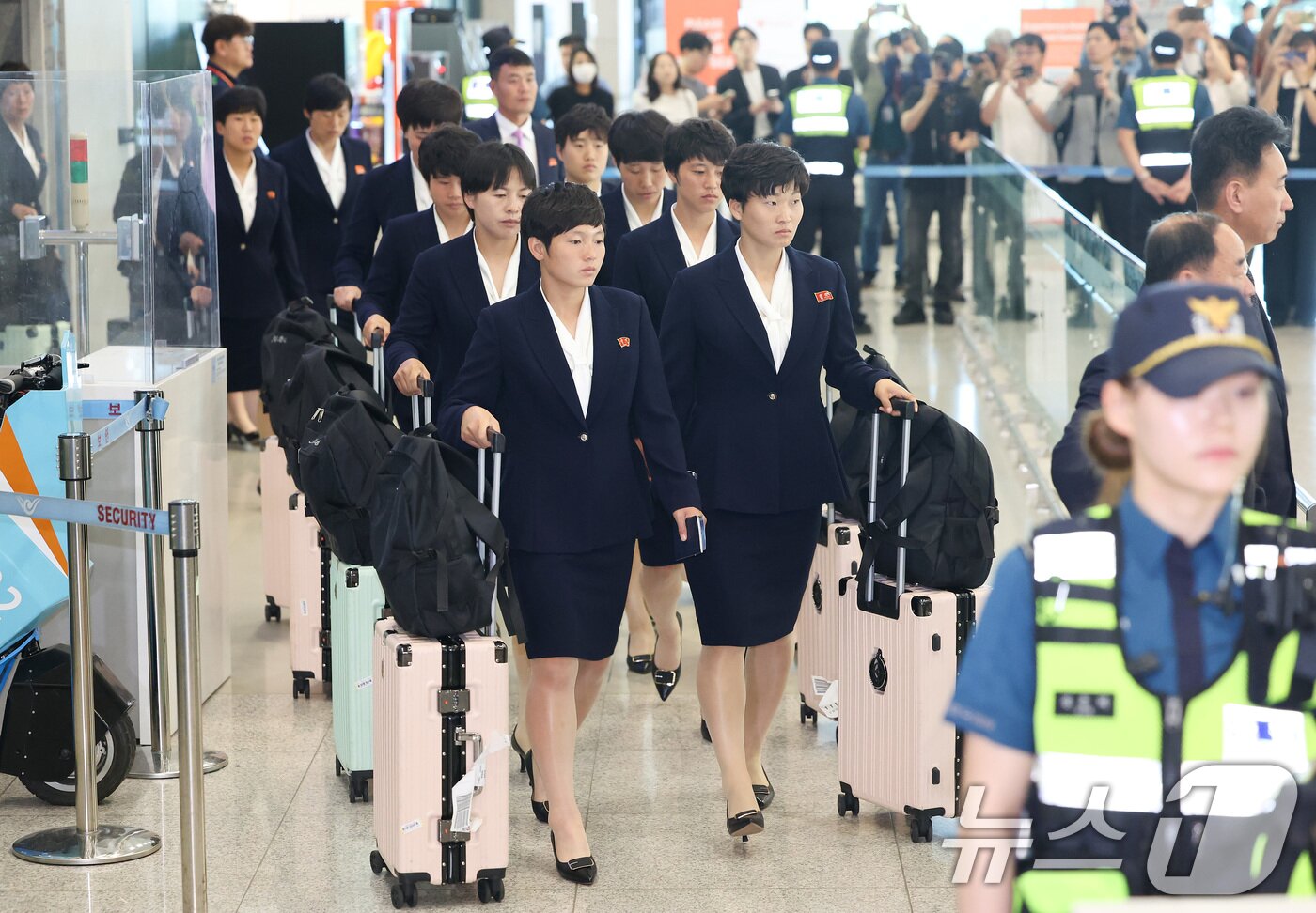 본문 이미지 - 아시아축구연맹(AFC) 여자챔피언스리그 준결승전에 출전하는 북한 여자축구팀 ‘내고향여자축구단’이 17일 오후 인천국제공항 제1여객터미널로 입국하고 있다. (공동취재) 2026.5.17 ⓒ 뉴스1 임세영 기자