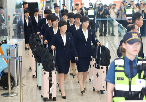 입국장에 모습 드러낸 北 내고향여자축구단