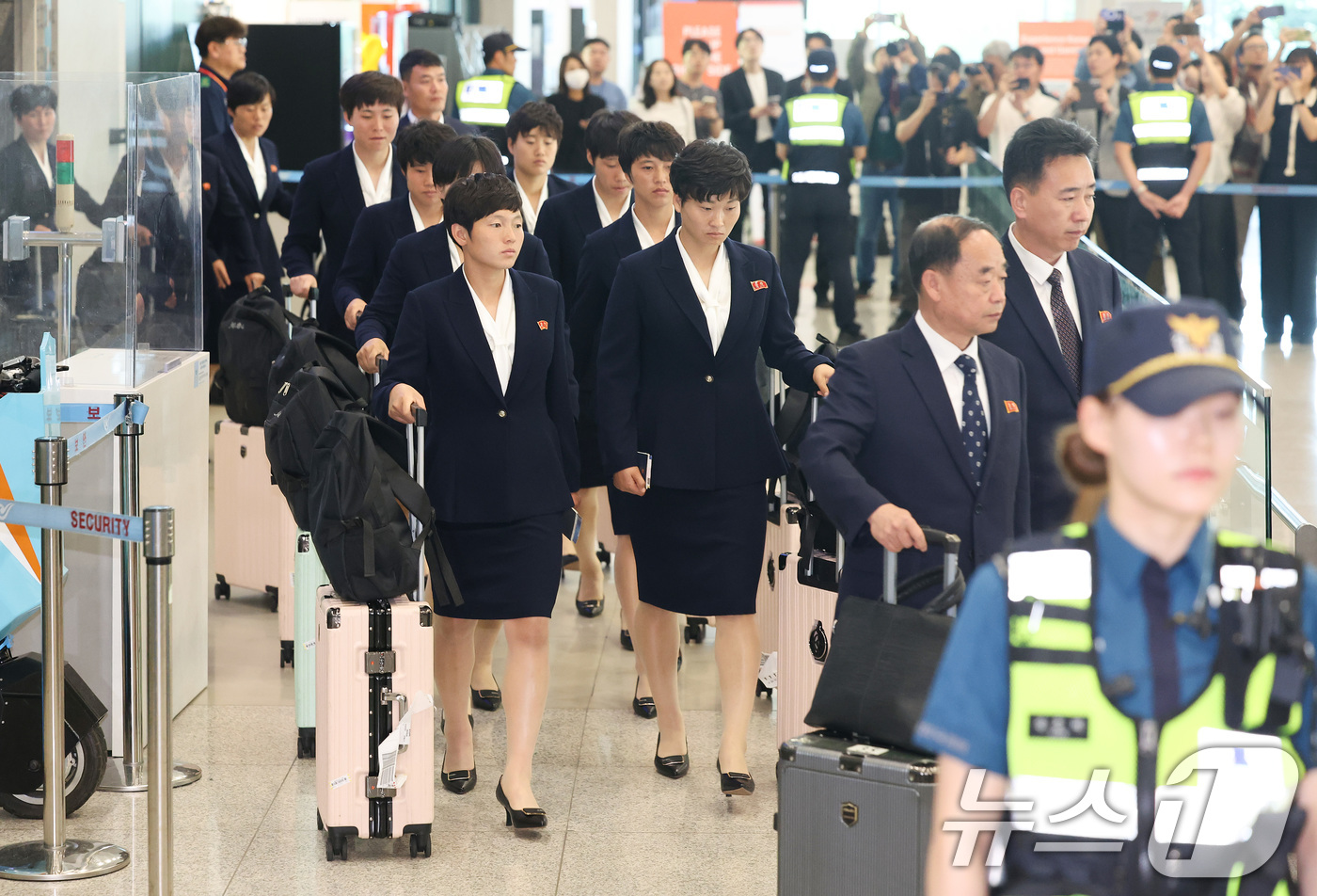 (인천공항 =뉴스1) 임세영 기자 = 아시아축구연맹(AFC) 여자챔피언스리그 준결승전에 출전하는 북한 여자축구팀 ‘내고향여자축구단’이 17일 오후 인천국제공항 제1여객터미널로 입국 …