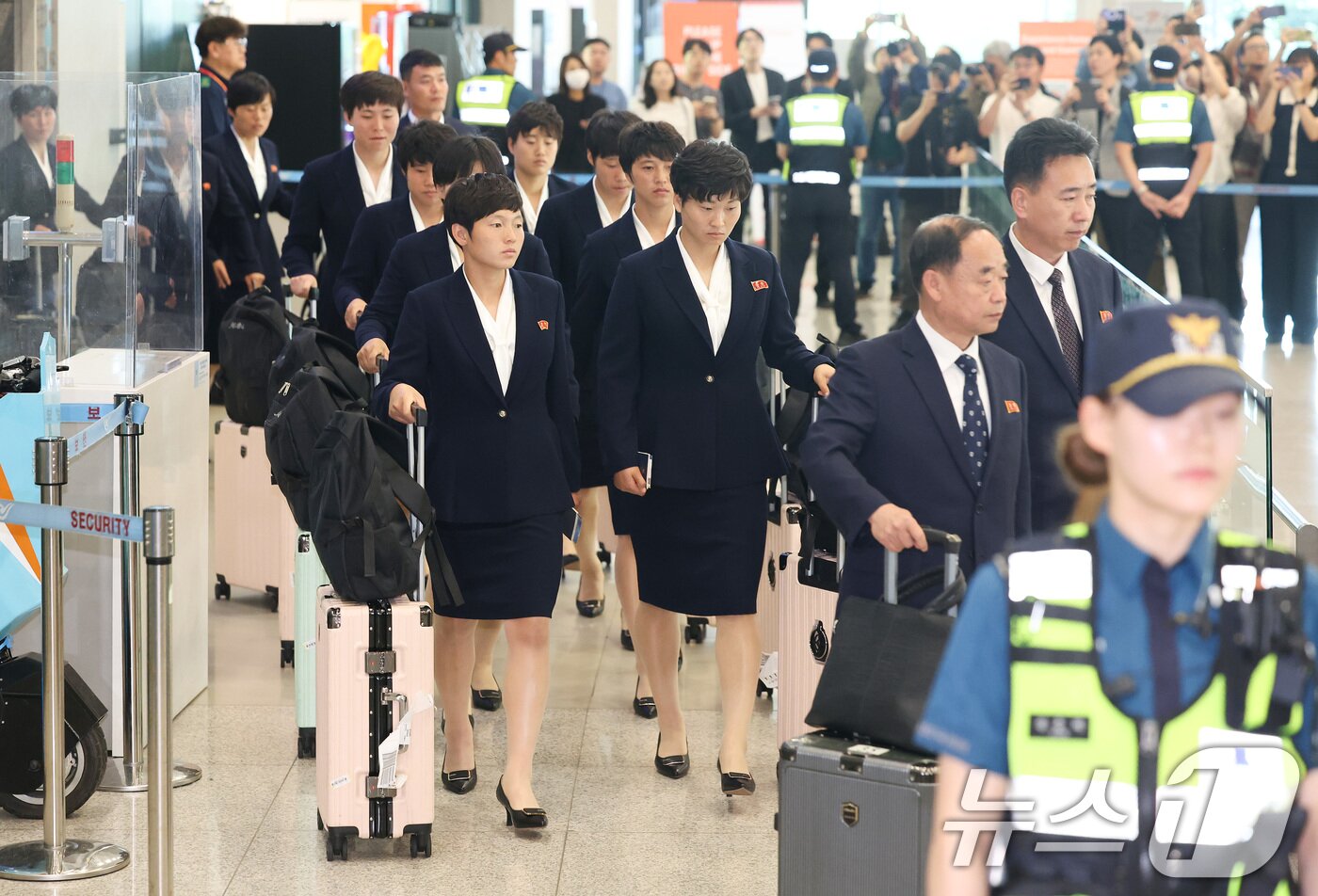 본문 이미지 - 아시아축구연맹(AFC) 여자챔피언스리그 준결승전에 출전하는 북한 여자축구팀 ‘내고향여자축구단’이 17일 오후 인천국제공항 제1여객터미널로 입국하고 있다. (공동취재) 2026.5.17 ⓒ 뉴스1 임세영 기자