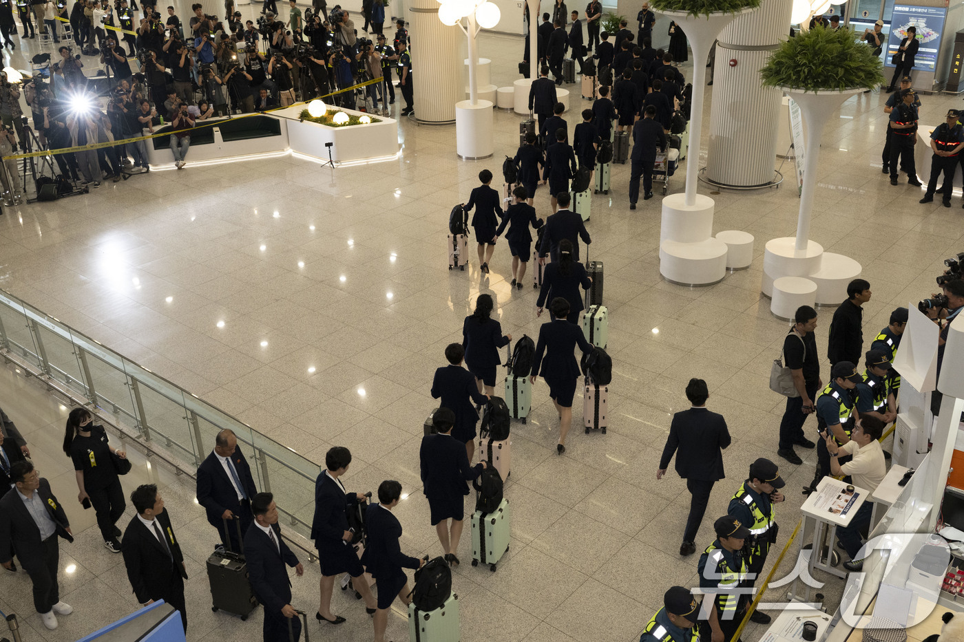 (인천공항 =뉴스1) 임세영 기자 = 아시아축구연맹(AFC) 여자챔피언스리그 준결승전에 출전하는 북한 여자축구팀 ‘내고향여자축구단’이 17일 오후 인천국제공항 제1여객터미널로 입국 …