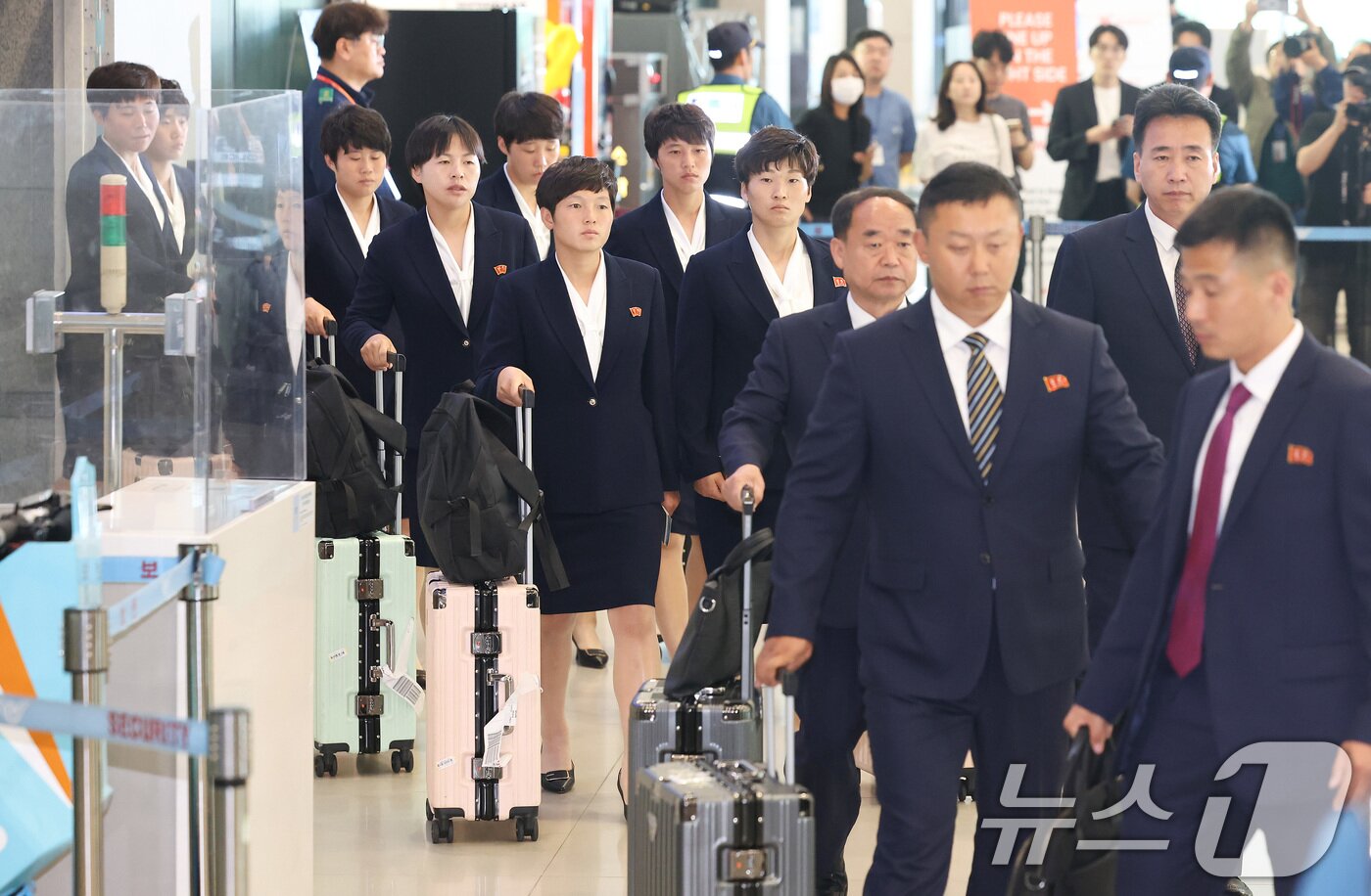 본문 이미지 - 아시아축구연맹(AFC) 여자챔피언스리그 준결승전에 출전하는 북한 여자축구팀 '내고향여자축구단'이 지난 17일 오후 인천국제공항 제1여객터미널로 입국하고 있다. (공동취재) 2026.5.17 ⓒ 뉴스1 임세영 기자
