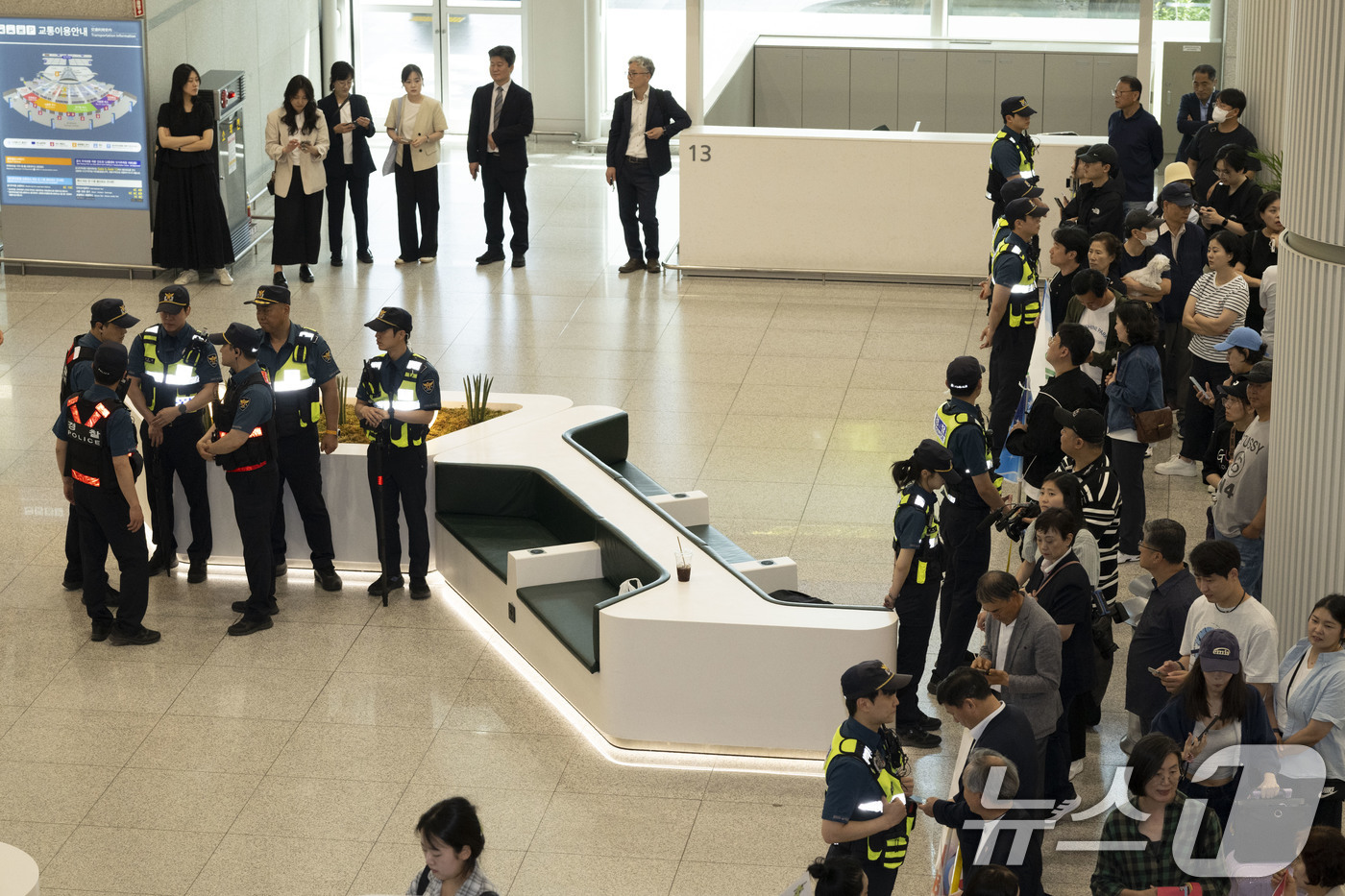 (인천공항 =뉴스1) 임세영 기자 = 북한 여자축구 클럽팀 내고향여자축구단이 입국하는 17일 인천국제공항 1터미널에서 경찰들이 경비를 강화하고 있다. (공동취재) 2026.5.17 …