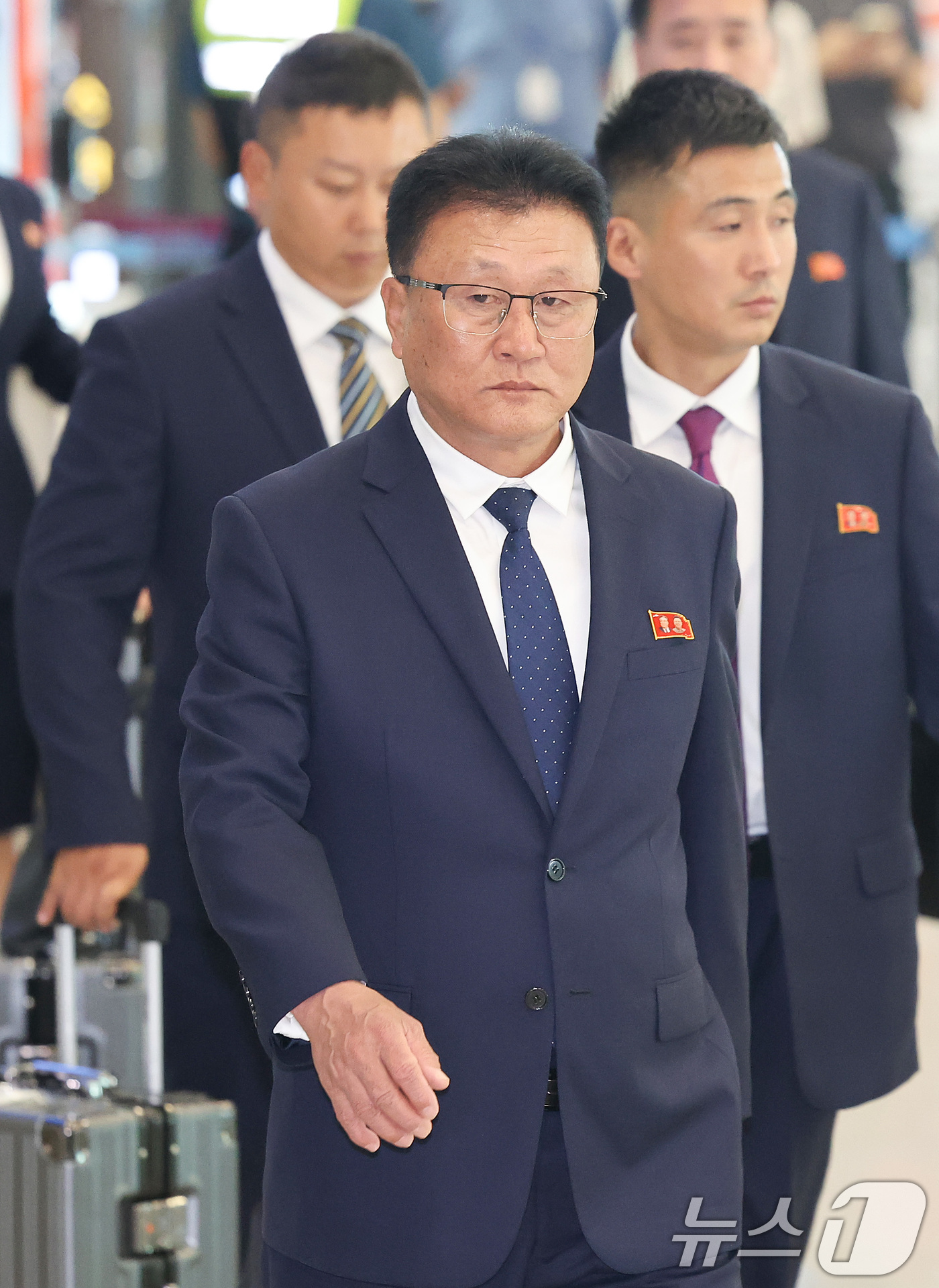 (인천공항 =뉴스1) 임세영 기자 = 아시아축구연맹(AFC) 여자챔피언스리그 준결승전에 출전하는 북한 여자축구팀 ‘내고향여자축구단’이 17일 오후 인천국제공항 제1여객터미널로 입국 …