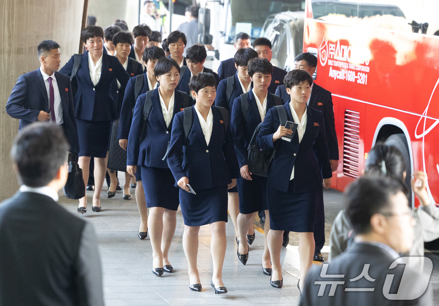 (인천공항 =뉴스1) 임세영 기자 = 아시아축구연맹(AFC) 여자챔피언스리그 준결승전에 출전하는 북한 여자축구팀 ‘내고향여자축구단’이 17일 오후 인천국제공항 제1여객터미널로 입국 …