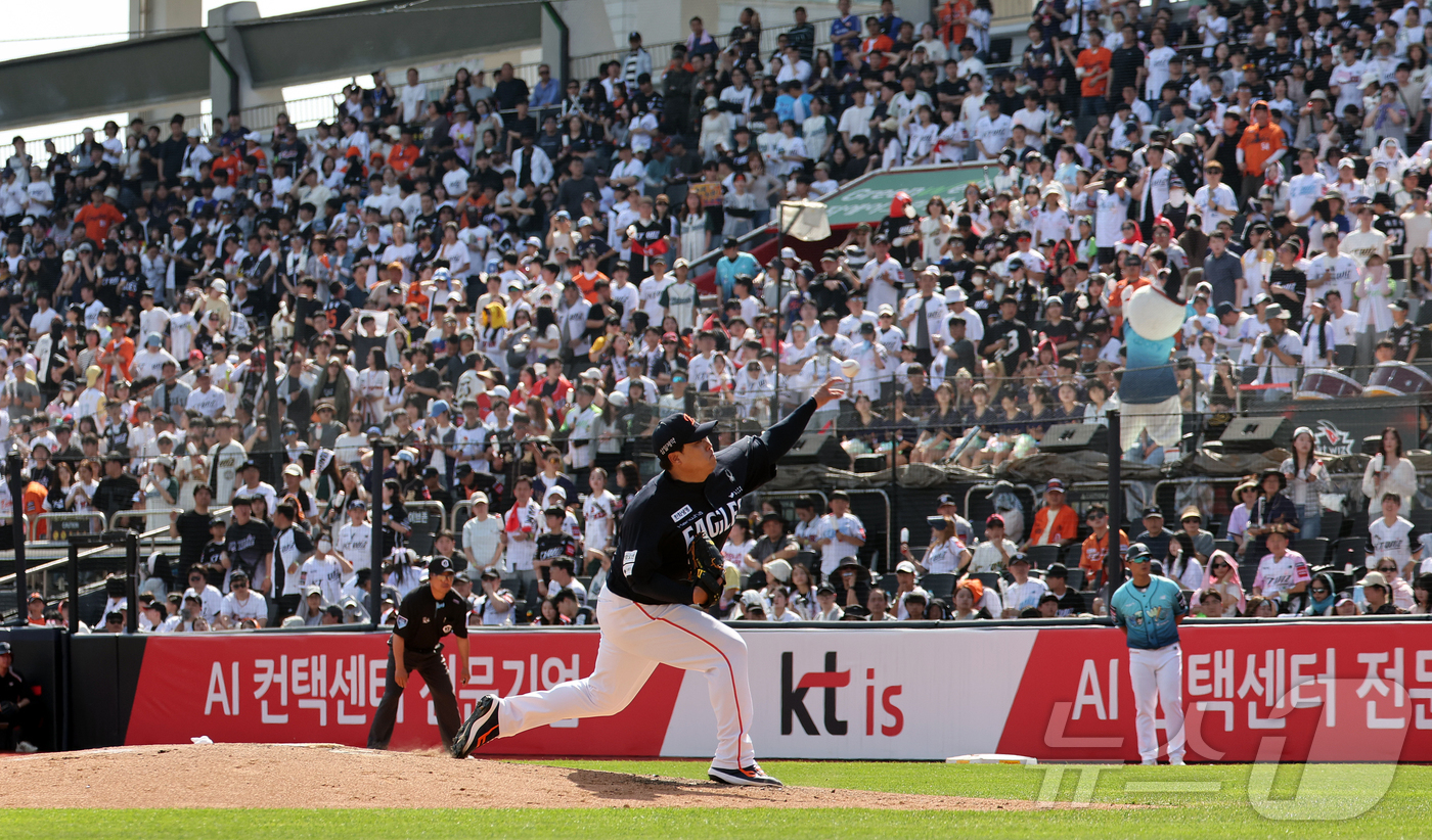 (수원=뉴스1) 김진환 기자 = 17일 오후 경기 수원시 장안구 KT위즈파크에서 열린 '2026 신한은행 SOL KBO리그' 한화 이글스와 KT 위즈의 경기, 한화 선발 류현진이 …