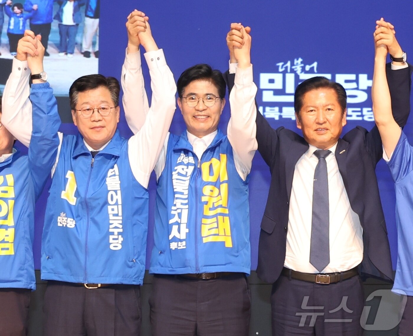 본문 이미지 - 정청래 더불어민주당 대표(오른쪽)가 17일 전북 전주시 전주대학교 JJ아트홀에서 열린 더불어민주당 전북특별자치도당 선거대책위원회 발대식에 참석해 기념촬영을 하고 있다. 2026.5.17 ⓒ 뉴스1 유경석 기자