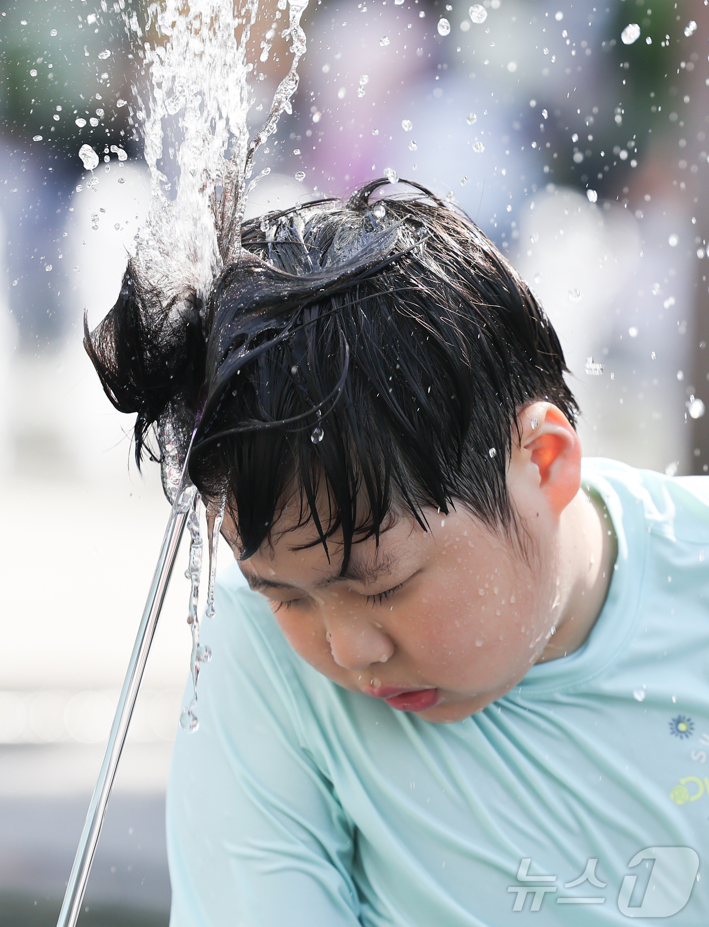 (서울=뉴스1) 이종수 인턴기자 = 낮 기온이 오르며 초여름 날씨를 보인 17일 서울 종로구 광화문광장 분수대에서 한 어린이가 물놀이를 하며 더위를 식히고 있다. 2026.5.17 …