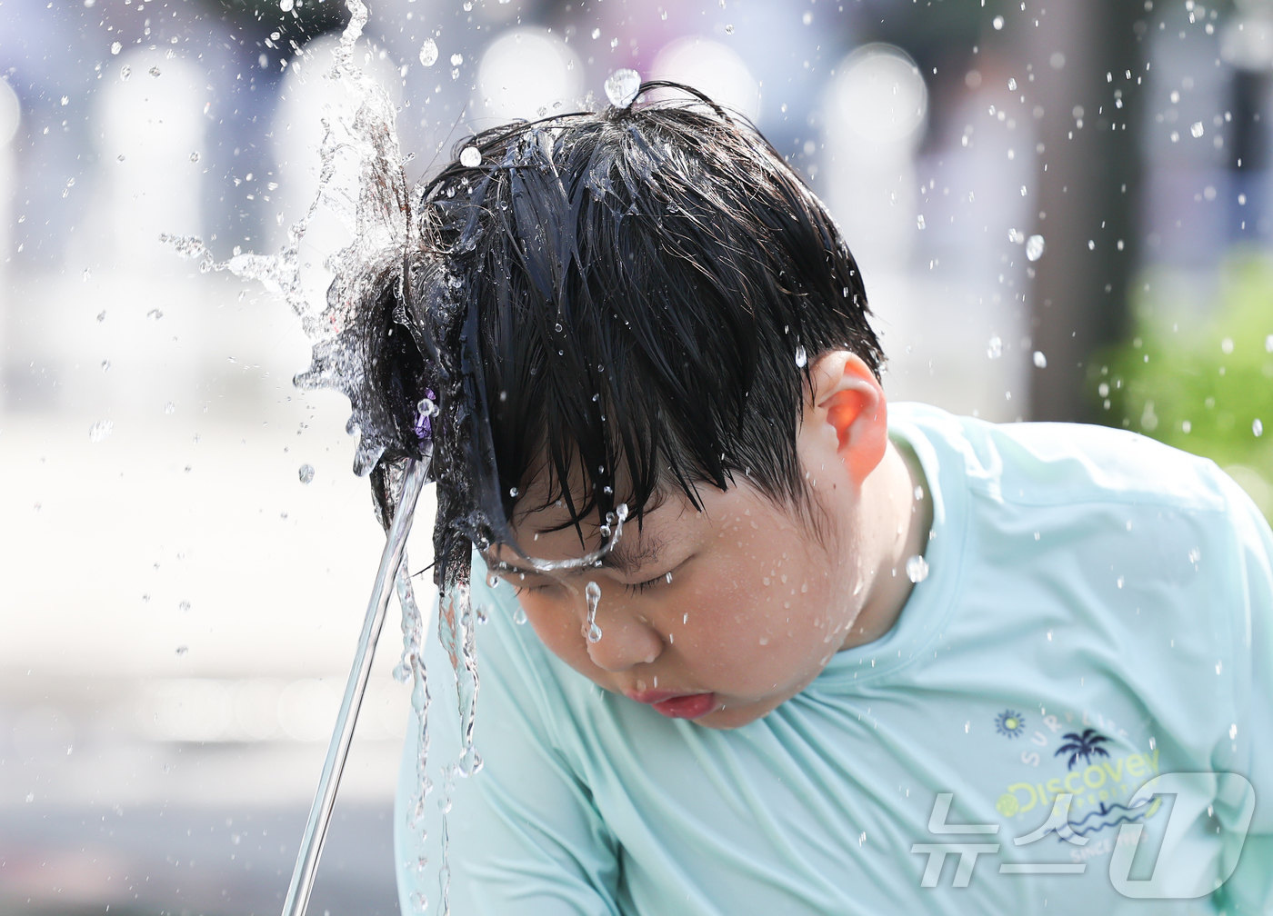 (서울=뉴스1) 이종수 인턴기자 = 낮 기온이 오르며 초여름 날씨를 보인 17일 서울 종로구 광화문광장 분수대에서 한 어린이가 물놀이를 하며 더위를 식히고 있다. 2026.5.17 …