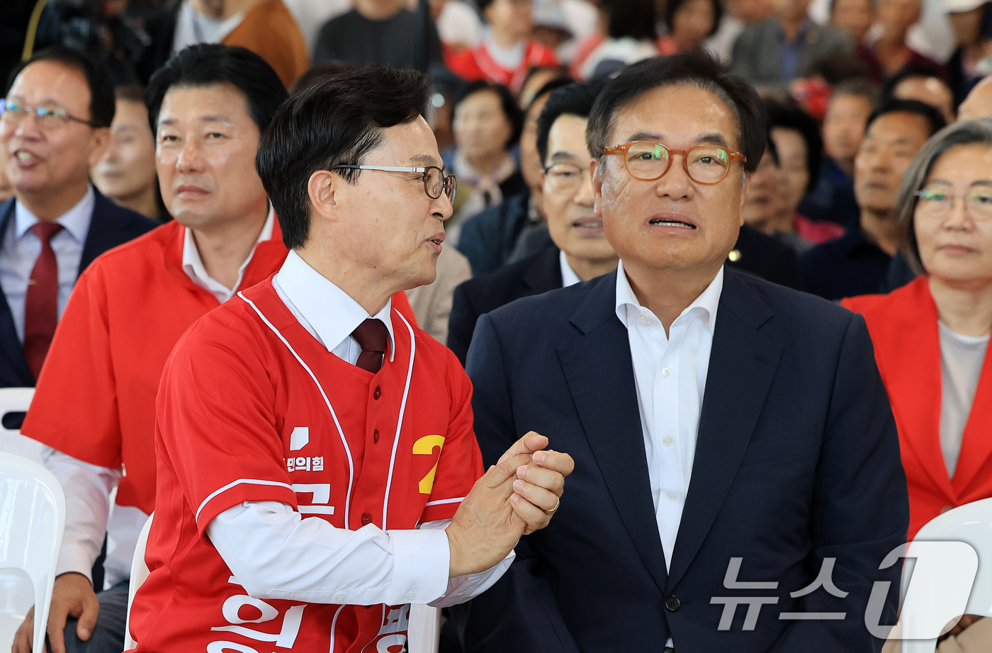 (공주=뉴스1) 이호윤 기자 = 정진석 전 대통령 비서실장과 윤용근 국민의힘 충남 공주·부여·청양군 국회의원 후보가 17일 충남 공주시 시내에 마련된 선거사무소 개소식에서 대화하고 …