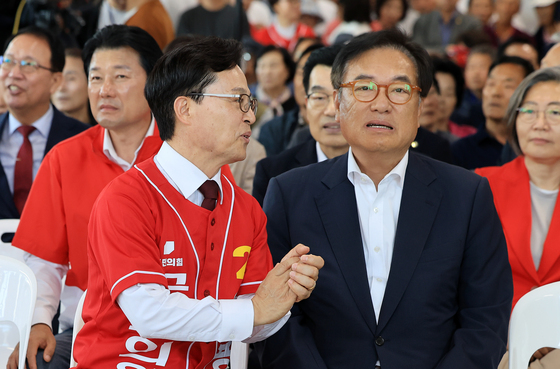 대화 나누는 정진석 전 비서실장과 윤용근 후보