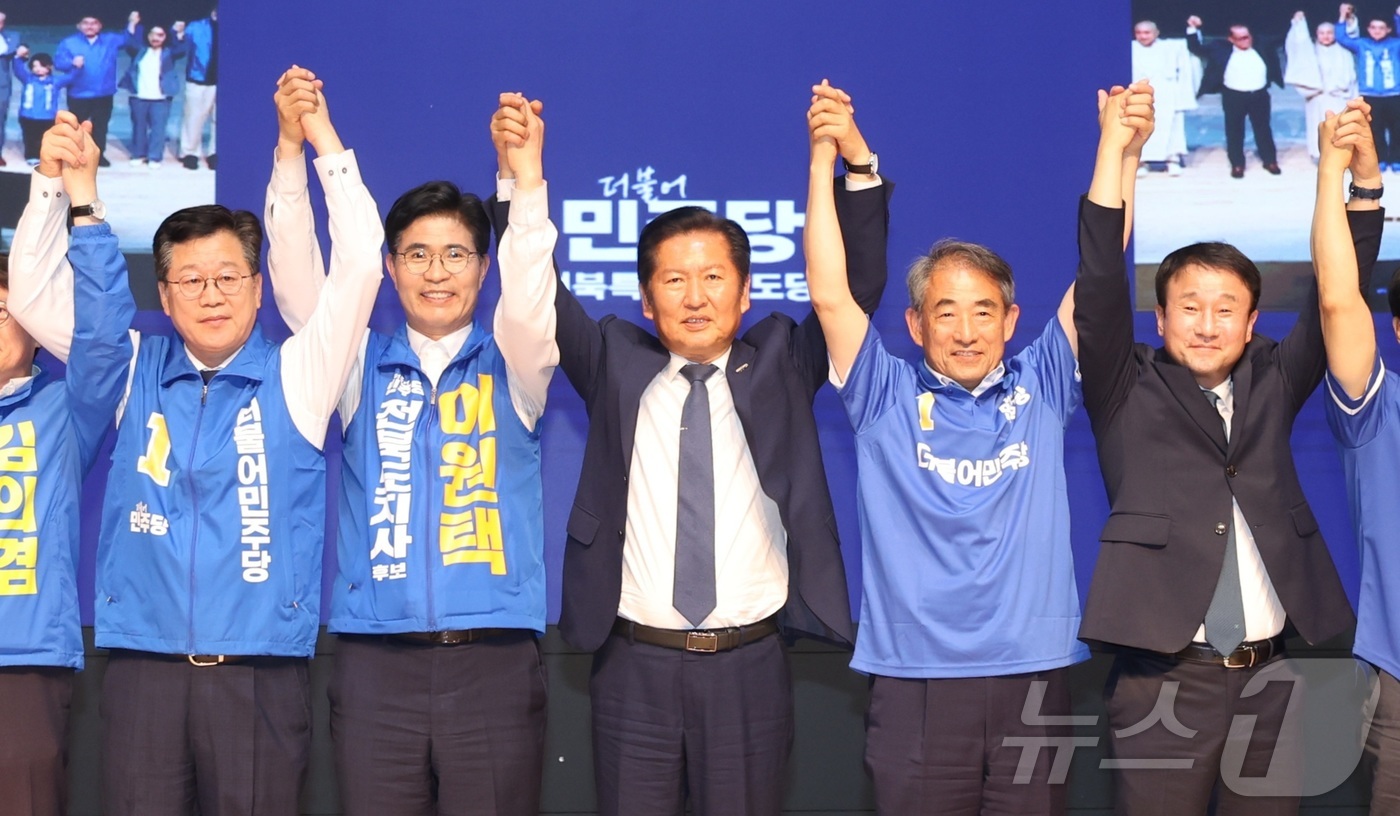 (전주=뉴스1) 유경석 기자 = 정청래 더불어민주당 대표(가운데)가 17일 전북 전주시 전주대학교 JJ아트홀에서 열린 더불어민주당 전북특별자치도당 선거대책위원회 발대식에 참석해 기 …